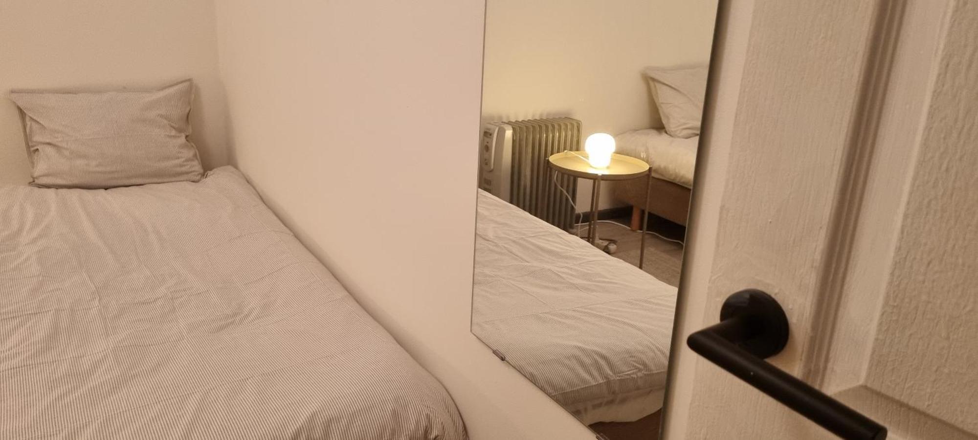 Worker's - 2 Bedrooms & Court Yard - Smooth *