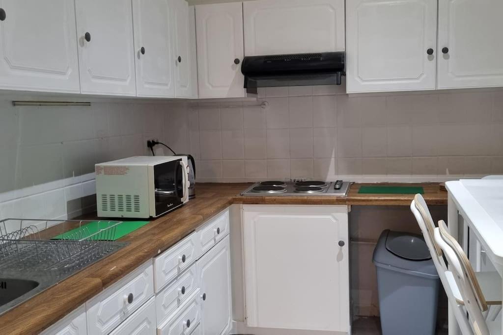 Apartment Worker's - 2 Bedrooms & Court Yard - Smooth *