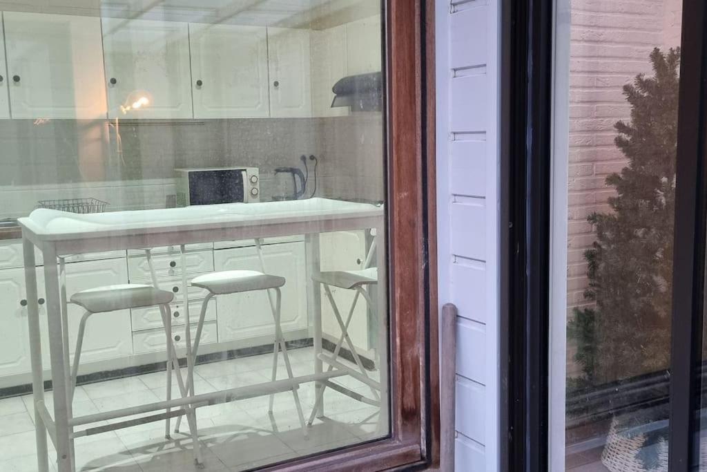 Worker's - 2 Bedrooms & Court Yard - Smooth *