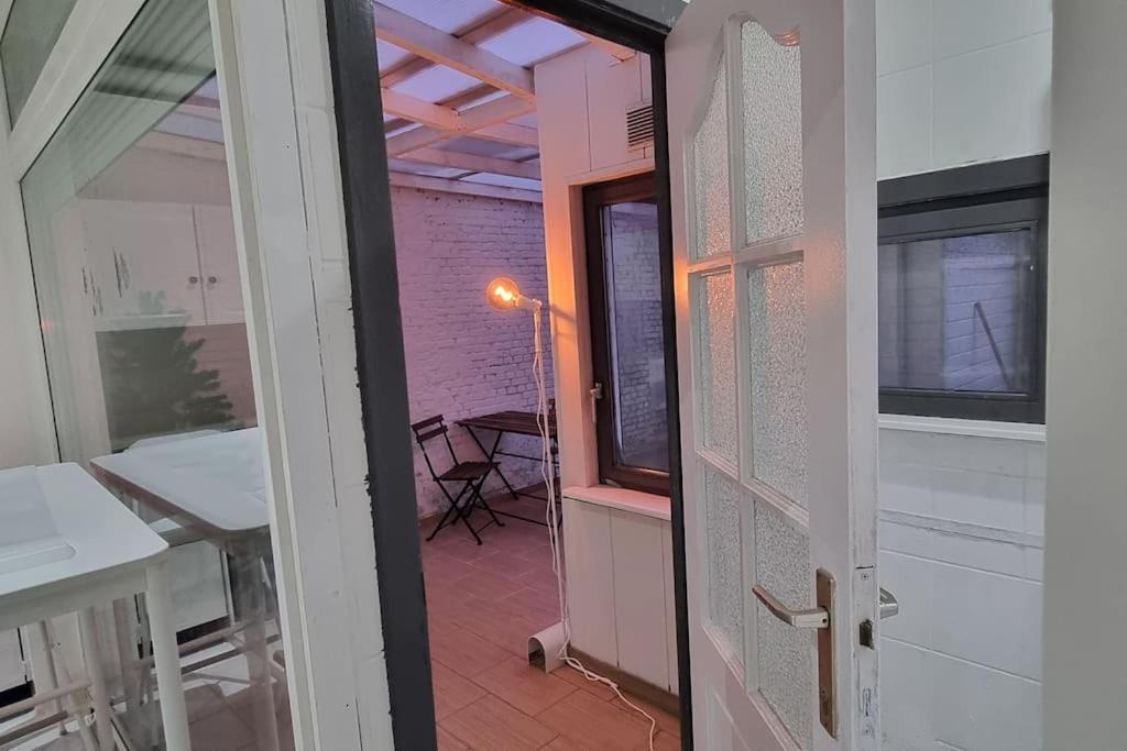 Worker's - 2 Bedrooms & Court Yard - Smooth *