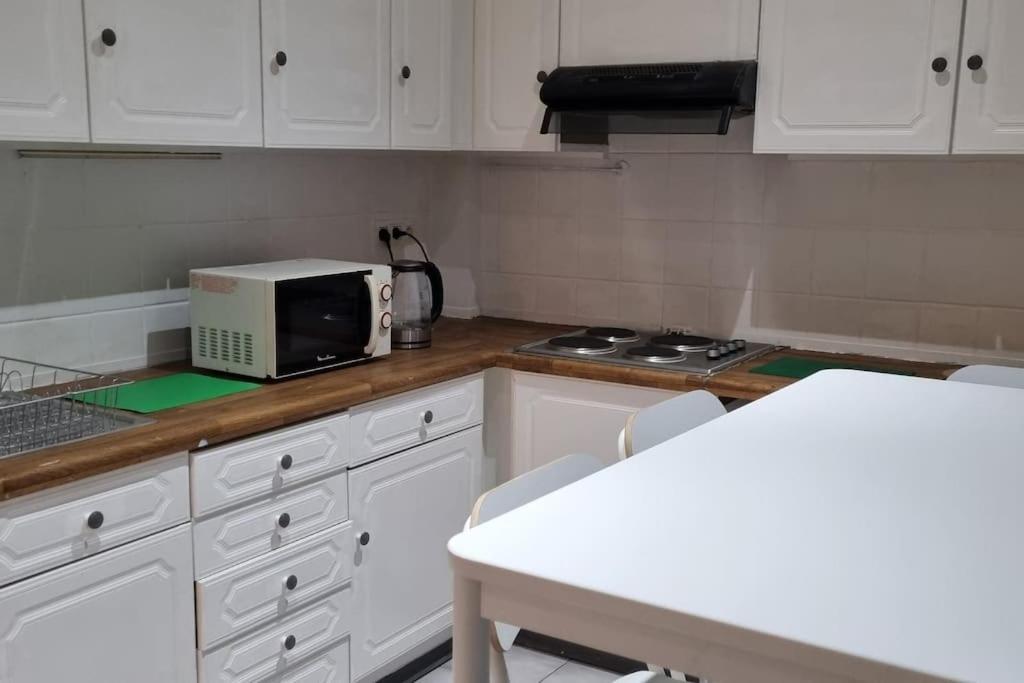 Worker's - 2 Bedrooms & Court Yard - Smooth Apartamento